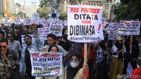 Peserta aksi mengangkat poster berisi tuntutan saat berdemonstrasi di kawasan Patung Kuda Arjuna Wiwaha, Jakarta, Kamis (3/8/2023).  