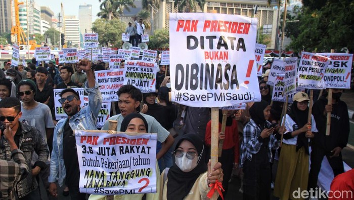 Massa berdemo di kawasan Patung Kuda Jakarta. Mereka meminta revisi Kepmenaker No. 260 Tahun 2015 dan dibukanya kembali pengiriman PMI ke Arab Saudi.