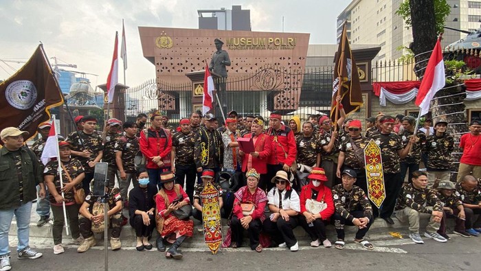 Masyarakat Adat Dayak Gelar Demo di Mabes Polri