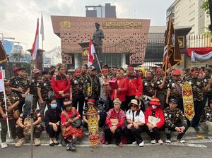 Masyarakat Adat Dayak Gelar Demo di Mabes Polri, Minta Rocky Gerung Ditangkap