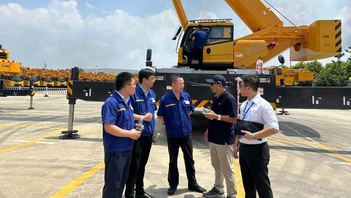 China memiliki berbagai jenis pabrikan alat berat. Salah satunya adalah XCMG (Xuzhou Construction Machinery Group) yang terletak di Kota Xuzhou.