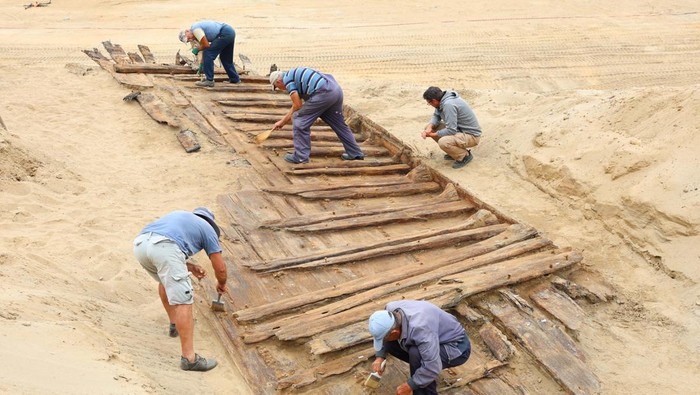 Menggali Kapal Kayu Romawi Kuno di Serbia Archaeologists excavate the hull of a wooden ship, an ancient Roman flat-hulled riverine vessel at the ancient city of Viminacium, near Kostolac, Serbia, August 2, 2023. REUTERS/Zorana Jevtic