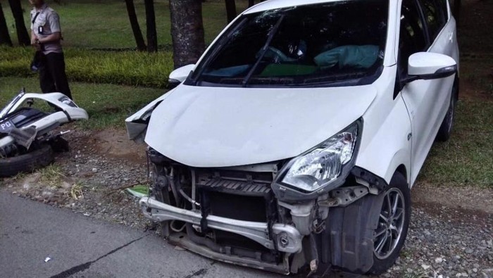Mobil ringsek usai tabrak pohon di Sentul Bogor