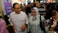 Anies mengajak istrinya, Fery Farhati, anak dan menantunya ke JakartaXBeauty. 