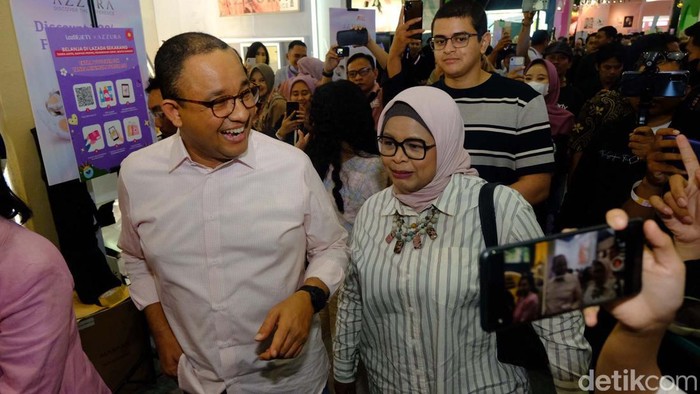 Bacapres Anies Baswedan mengunjungi JakartaXBeauty 2023 di JCC Senayan. Anies mengajak keluarganya ke expo brand kecantikan ini.