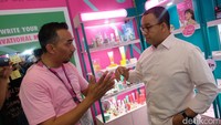 Anies sempat berdialog di booth menanyakan soal produk yang dilihatnya. 