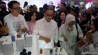 Anies Baswedan mengunjungi booth JakartaXBeauty di JCC Senayan, Jakarta, Kamis (3/8/2023). 