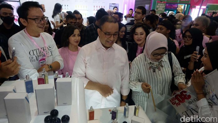 Bacapres Anies Baswedan mengunjungi JakartaXBeauty 2023 di JCC Senayan. Anies mengajak keluarganya ke expo brand kecantikan ini.