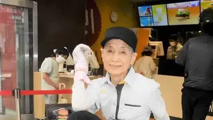 Nenek 90 tahun bekerja sebagai pelayan McDonalds