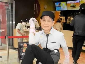 Bahagia Jadi Pelayan Restoran di Usia 90 Tahun