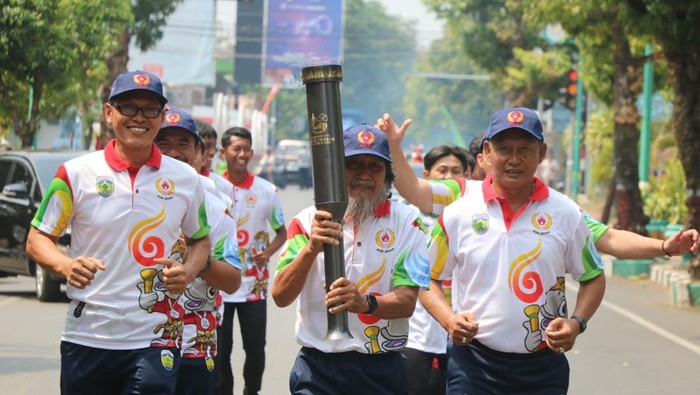 Obor api abadi Porprov Jawa Tengah ke XVI tiba di Kabupaten Jepara, Jawa Tengah, Kamis (3/8/2023).