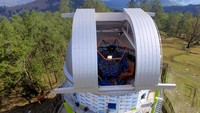 Instrumen utama yakni teleskop 3,8 m beserta bangunannya termasuk kubah berdiameter 14 m sudah terbangun sekitar 55%. Instrumen utama ini ditargetkan akan rampung dalam 2-3 bulan ke depan, ujar Koordinator Stasiun Observatorium Nasional Kupang, Badan Riset dan Inovasi Nasional (BRIN) Abdul Rachman dalam situs Resmi BRIN, Rabu (2/8/2023). Foto: (Dokumentasi BRIN)