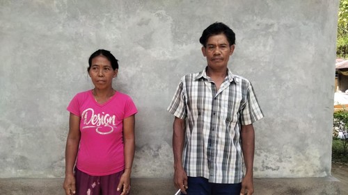 Paman dan bibi korban eksploitasi anak oleh Yayasan Sahabat Peduli Kasih ditemui di rumahnya Banjar Dinas Bukit Sari, Desa Tegalliggah, Kecamatan Sukasada, Kamis (3/8/2023), Kamis (3/8/2023). (Made Wijaya Kusuma)