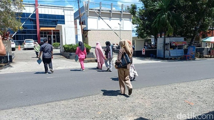 Para pegawai RS Hapsah Bone saat memasukkan surat resign serentak. detikSulsel/Agung Pramono