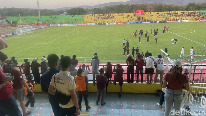 Tempat duduk di Stadion Gelora BJ Habibie Parepare yang belum memakai single seat.