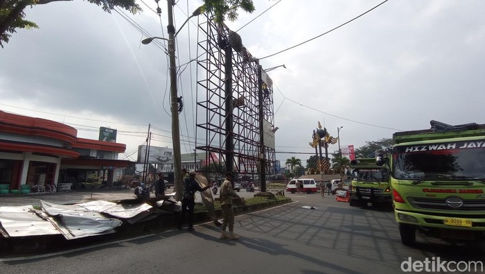 Pembongkaran reklame ilegal di Tasikmalaya