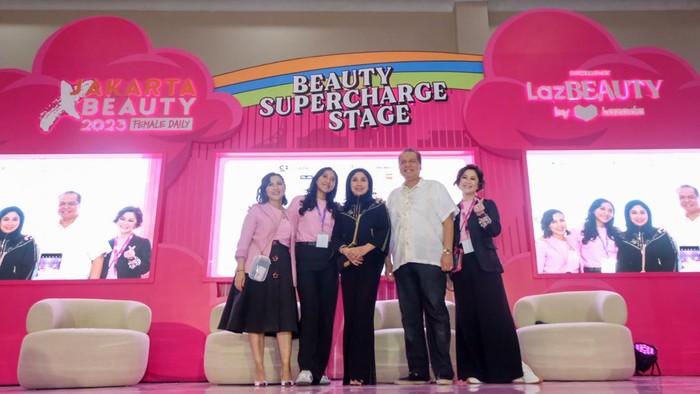 Female Daily kembali menggelar Jakarta X Beauty yang bakal menghadirkan pengalaman berbelanja skincare dan makeup yang beda dari biasanya. Jakarta X Beauty 2023 digelar selama empat hari mulai dari 3-6 Agustus 2023 di Hall A dan B Jakarta Convention Center Senayan.