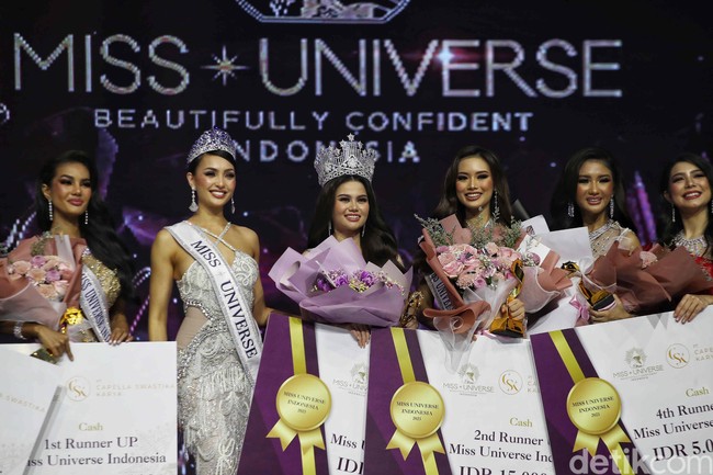 Miss Universe 2022 RBonney Gabriel memahkotai langsung Fabienne. Terlihat indah dan bersinar, mahkota yang dibuat dari 8.000 kubik emas putih tersebut diberi nama The Shimmering Hope. (Foto: Pradita Utama/detikcom)