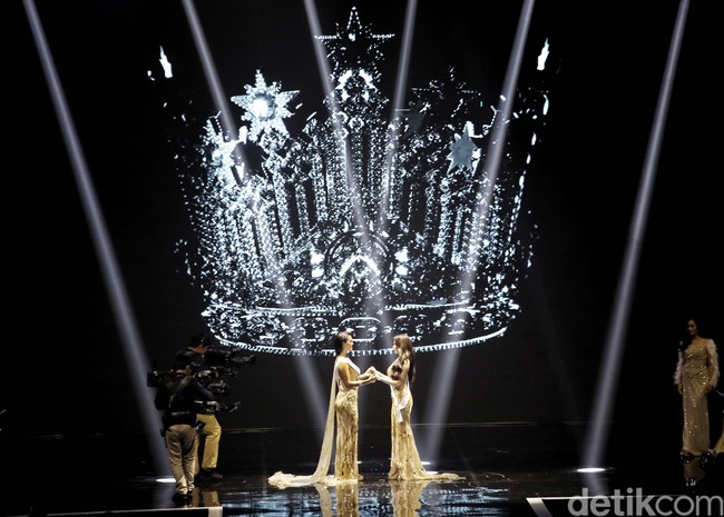 Di Top 3, nama Fabienne bersandingan dengan Vina Anggi Sitorus (Sumatera Utara) dan Muthia Fatika Rachman (Jawa Barat). Muthia keluar sebagai 2nd Runner-up, sementara Vina menyandang gelar 1st Runner-up. (Foto: Pradita Utama/detikcom)