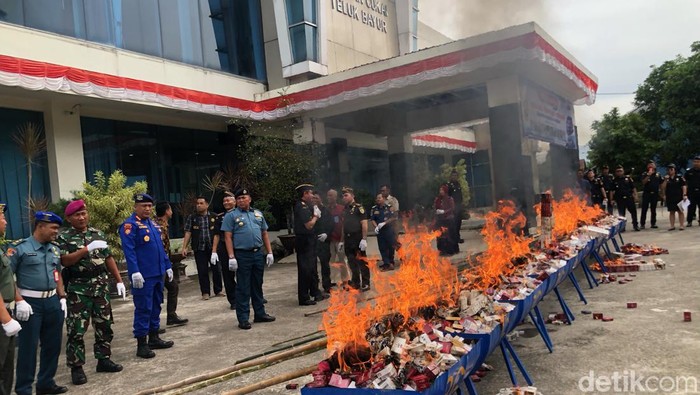Pemusnahan barang ilegal di Bea Cukai Teluk Bayur