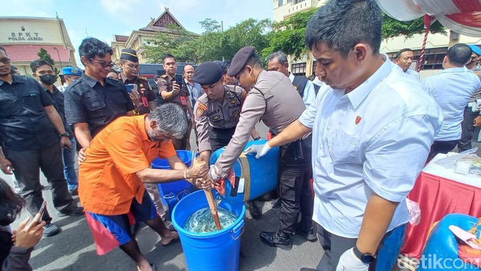 Pemusnahan narkoba cair di Polda Jambi. (Dimas Sanjaya/detikSumbagsel)