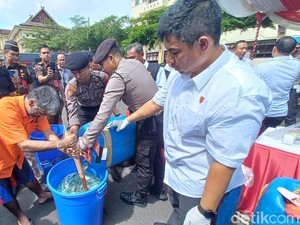 Polda Jambi Musnahkan 264 Kg Sabu Cair Senilai Rp 347 M