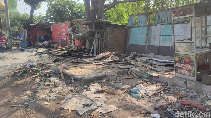 Penampakan kios pedagang di Jalan Yos Sudarso, Kota Semarang, usai dibongkar Satpol PP Semarang, Kamis (3/8/2023).