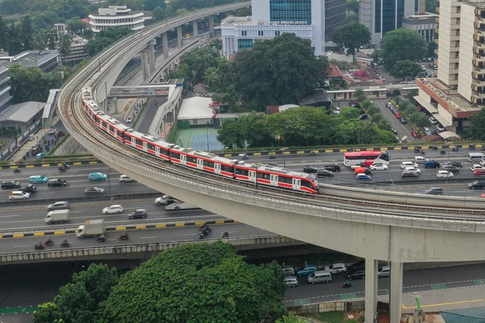 Kereta ringan atau Light Rail Transit (LRT) melintas di jembatan rel lengkung (longspan) LRT Kuningan, Jakarta, Rabu (2/8/2023). Wakil Menteri BUMN Kartika Wirjoatmodjo menyebutkan konstruksi jembatan lengkung dari Gatot Subroto menuju ke Kuningan salah desain sehingga menyebaBkan rangkaian kereta LRT yang melintas harus berjalan melambat. ANTARA FOTO/Aditya Pradana Putra/aww.