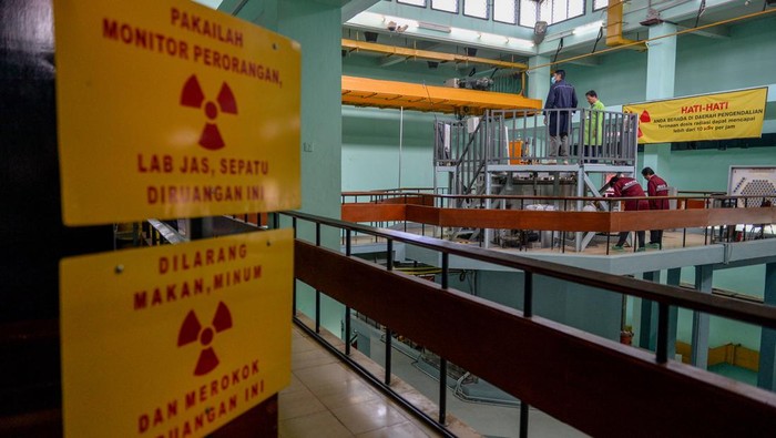 Peneliti memantau reaktor nuklir Triga 2.000 di Badan Riset Inovasi Nasional di Bandung, Jawa Barat, Kamis (3/8/2023). Reaktor nuklir Triga 2.000 yang dibangun pada tahun 1962 serta dioperasikan pada tahun 1965 tersebut merupakan reaktor nuklir tertua di Indonesia dengan kapasitas daya reaktor sebesar 2.000 kilo watt thermal yang digunakan untuk penelitian, pengembangan terkait lingkungan, material, mekanik dan sebagainya. ANTARA FOTO/Raisan Al Farisi/rwa.