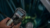 Peneliti memantau reaktor nuklir menggunakan alat ukur radiasi gamma di reaktor nuklir Triga 2.000 di Badan Riset Inovasi Nasional di Bandung, Jawa Barat, Kamis (3/8/2023).  