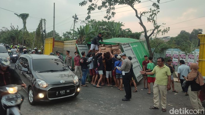 Penampakan truk kontainer yang terguling di Jalan Prof Dr Hamka, Ngaliyan, Semarang, Kamis (3/8/2023).