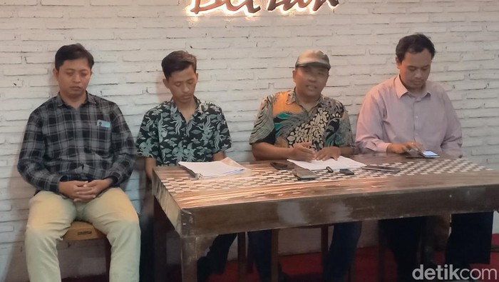 Pengacara Arif Sahudi, saat konferensi pers di rumah makan Ayam Taliwang Bli Yan Solo, Kamis (3/8/2023).