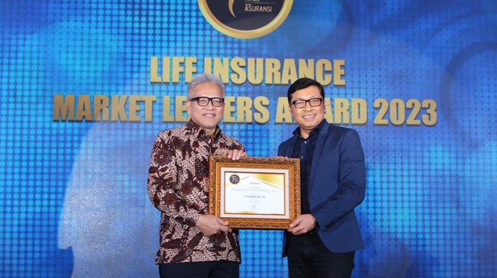 Direktur Utama BRI Life, Iwan Pasila (kanan) menerima piagam penghargaan 24th Insurance Award 2023 di Jakarta.