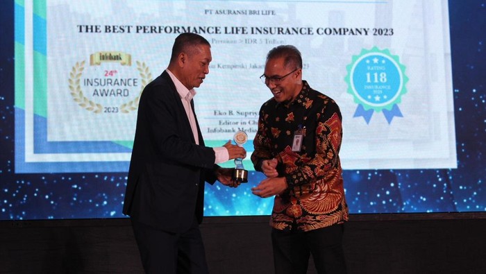 Direktur Utama BRI Life, Iwan Pasila (kanan) menerima piagam penghargaan 24th Insurance Award 2023 di Jakarta.