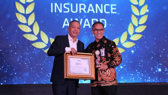 Direktur Utama BRI Life, Iwan Pasila (kanan) menerima piagam penghargaan 24th Insurance Award 2023 di Jakarta.