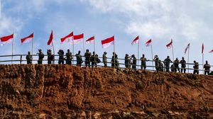 Momen Pengibaran 2.000 Bendera Merah Putih di Gunung Salak Aceh