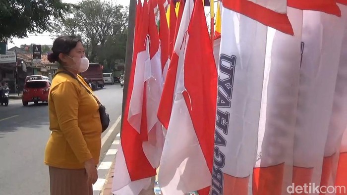 Penjual bendera di Purwakarta