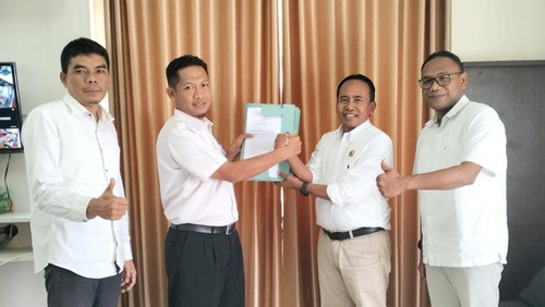 Penyerahan rekomendasi penerbitan sertifikat HGB di Kantor Badan Pertanahan Nasional/Agraria dan Tata Ruang (BPN/ATR) Kabupaten Lombok Utara (KLU) Rabu (2/8/2023). (Foto: Helmy Akbar/detikBali)