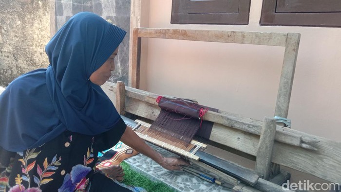 Perajin tenun gedogan Indramayu menunjukkan alat tenun