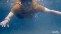 Berenang melihat dasar sungai di air terjun Teroh-teroh.