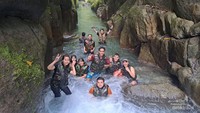 Berenang mengikuti arus sungai di air terjun Teroh-teroh.