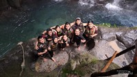 Foto bersama di hilir sungai air terjun Teroh-teroh.