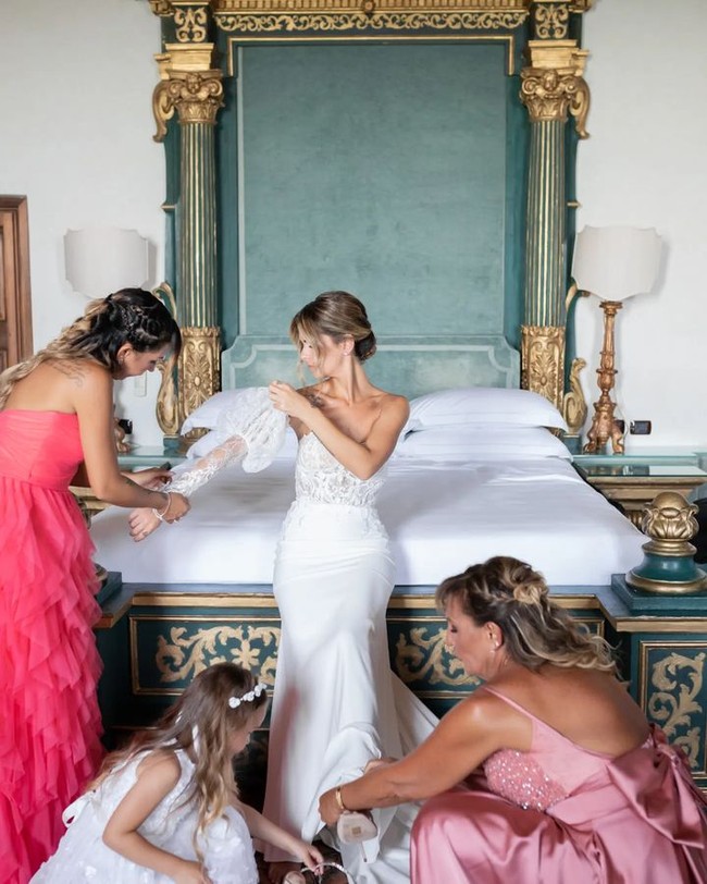 Begini penampilan cantik Sharon Canu yang mengenakan gaun berpotongan bardot dengan veil super panjang. Ia terlihat elegan dengan konde ala chignon. Foto: Instagram