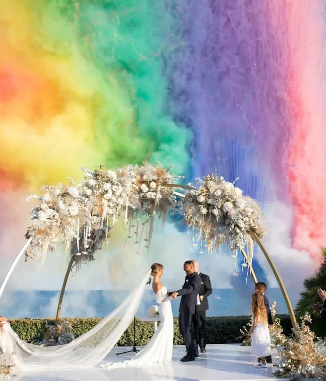 Mantan pesepakbola Inggris Ashley Cole telah resmi menikah dengan wanita bernama Sharon Canu yang dikenal sebagai model. Mereka menggelar perayaan yang megah dan dihadiri sesama bintang lapangan, termasuk John Terry. Foto: Instagram