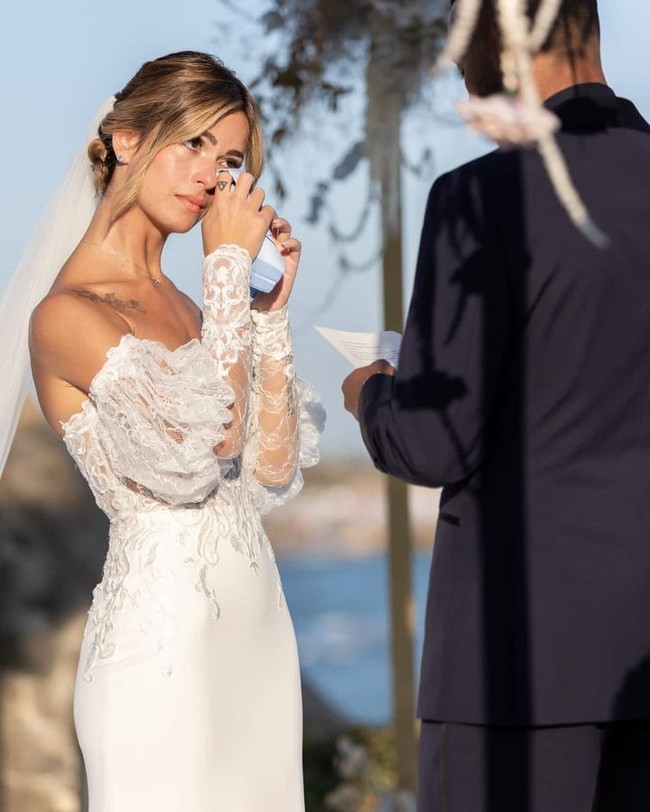 Sharon tampak terharu ketika suaminya membacakan janji setia. Foto: Instagram