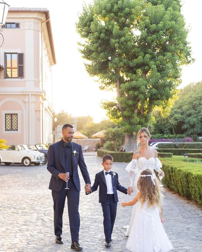 Pernikahan tersebut tentu melibatkan kedua anak mereka yang menemani orang tua di altar dan mengucap janji suci di hadapan teman dan keluarga. Foto: Instagram