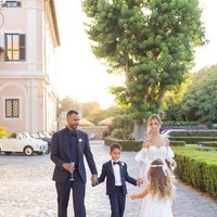 Pernikahan tersebut tentu melibatkan kedua anak mereka yang menemani orang tua di altar dan mengucap janji suci di hadapan teman dan keluarga. Foto: Instagram