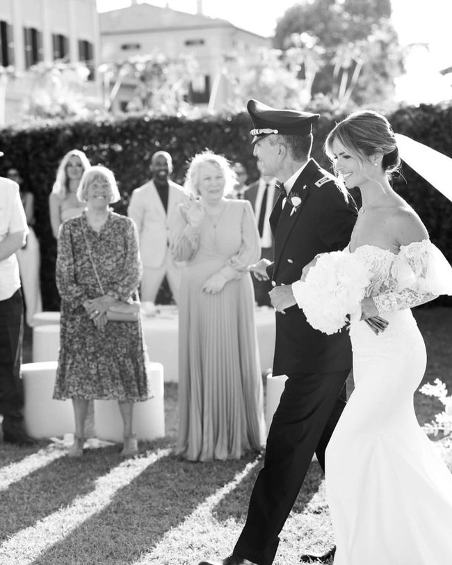 Dalam foto yang dibagikan, Ashley terlihat menggelar pernikahan mewah di Hotel La Vecchia Posta di Ladispoli, Roma, Italia, negara asal sang istri. Foto: Instagram