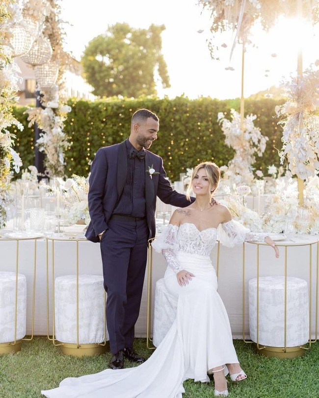 Ashley Cole dan Sharon Canu sudah sangat lama bersama sebelum akhirnya memutuskan menikah. Mereka berpacaran hampir sepuluh tahun dan sudah dikarunia dua anak. Foto: Instagram