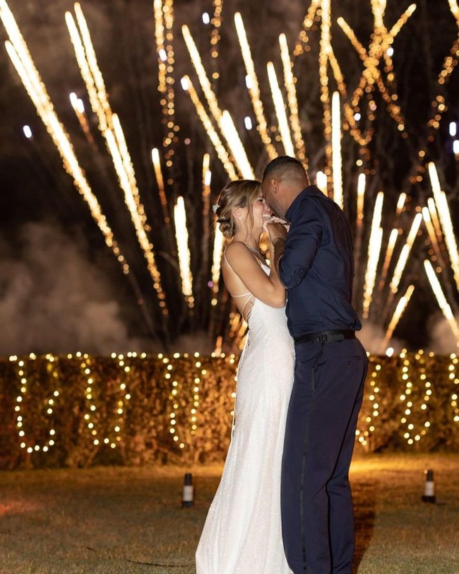 Hari bahagia mereka dimeriahkan dengan kembang api nan cantik. Foto: Instagram